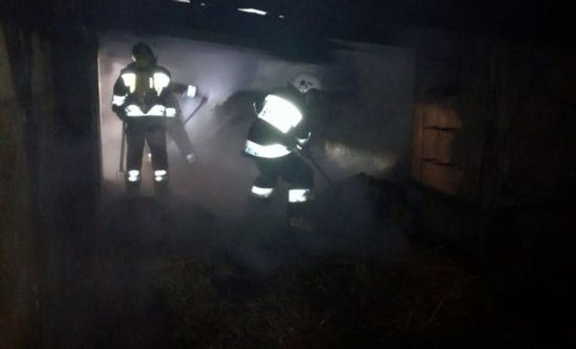 Ktoś podpalił kamienicę na ulicy 1 Maja w Gryfinie. Trwa akcja gaszenia Ktoś podpalił kamienicę na ulicy 1 Maja w Gryfinie. Trwa akcja gaszenia