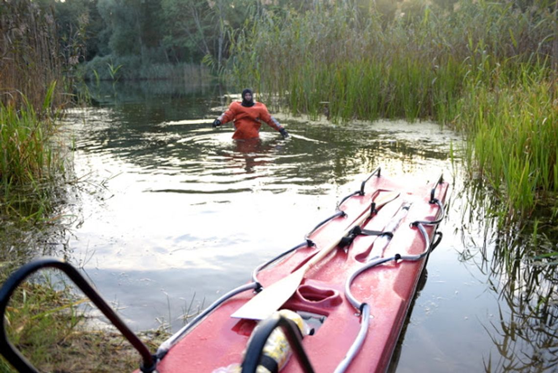 Kupili sanie oraz skafandry i poszli nad jezioro Kupili sanie oraz skafandry i poszli nad jezioro