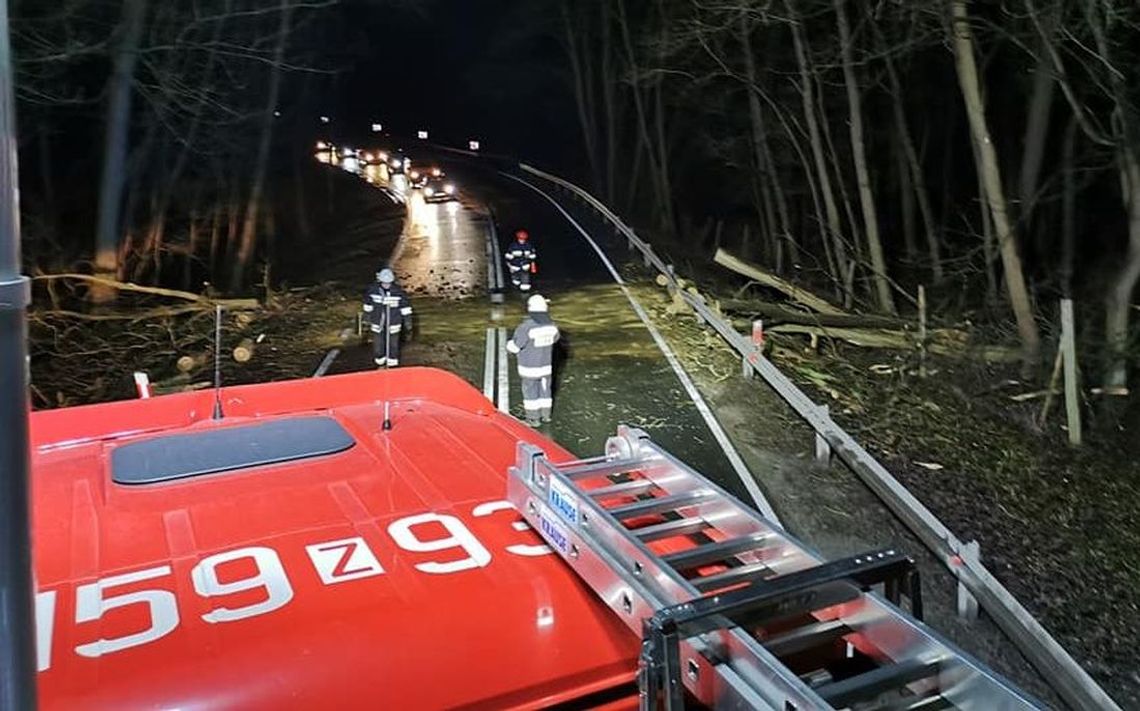 Lało i wiało. Bardzo pracowita noc dla strażaków Lało i wiało. Bardzo pracowita noc dla strażaków