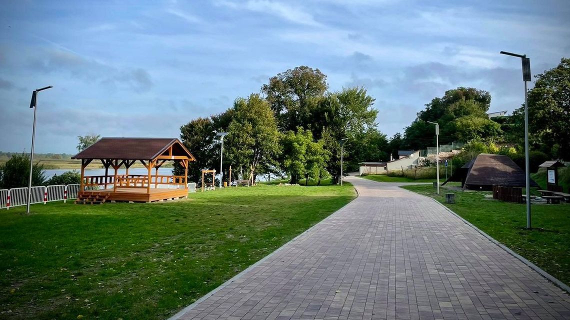 Lampy solarne i monitoring na nabrzeżu Lampy solarne i monitoring na nabrzeżu