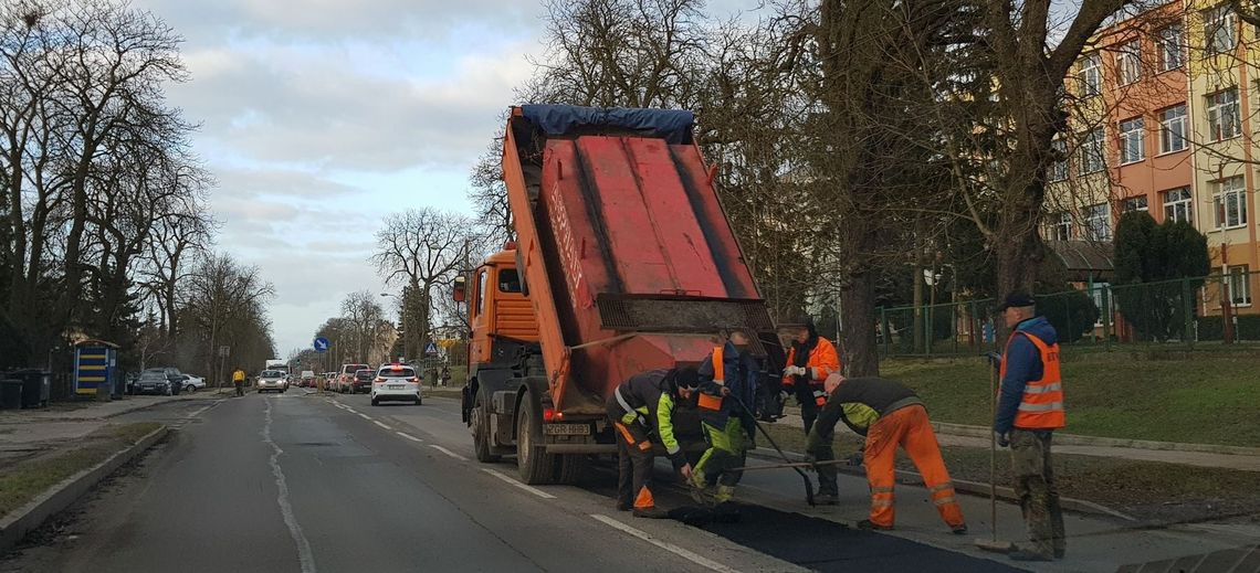 Łatają Łużycką. Kierowcy, uważajcie na utrudnienia! Łatają Łużycką. Kierowcy, uważajcie na utrudnienia!