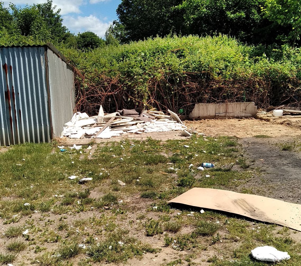 Latający styropian zaśmieca okolicę Latający styropian zaśmieca okolicę