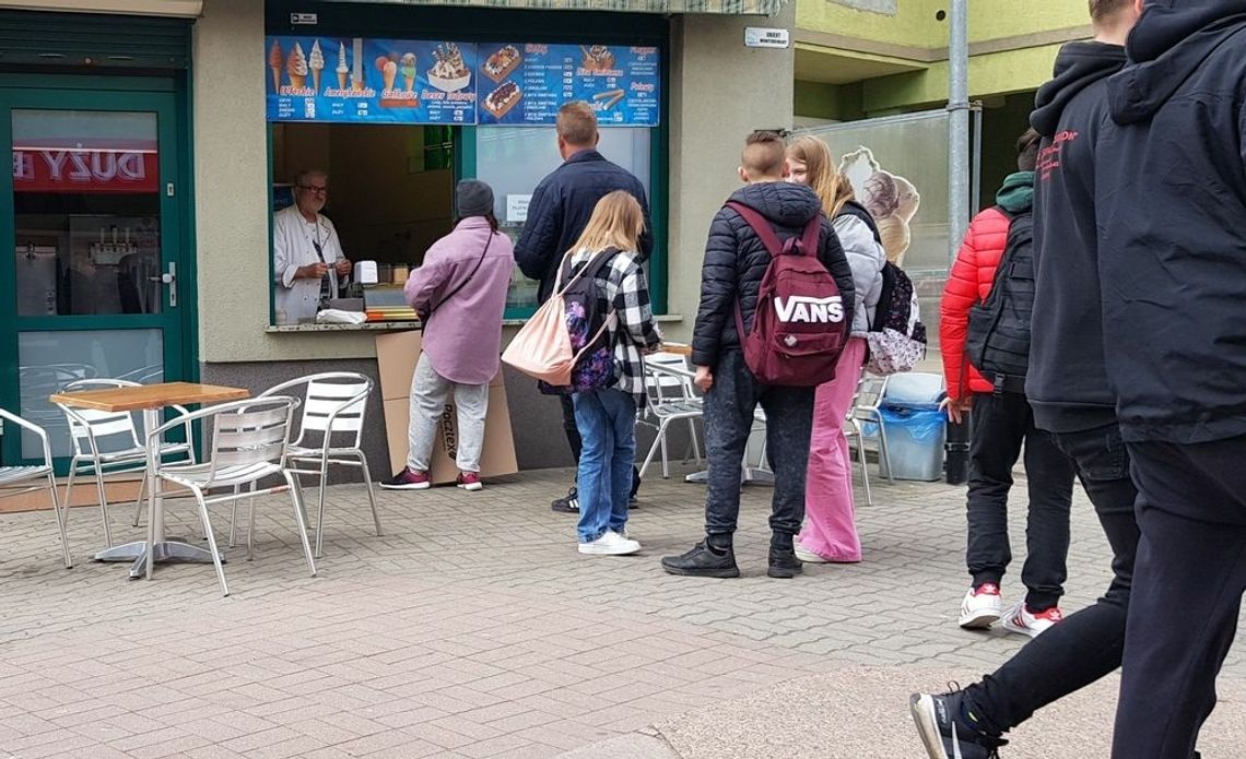 Ledwo słońce się przebiło, a już są lody z automatu