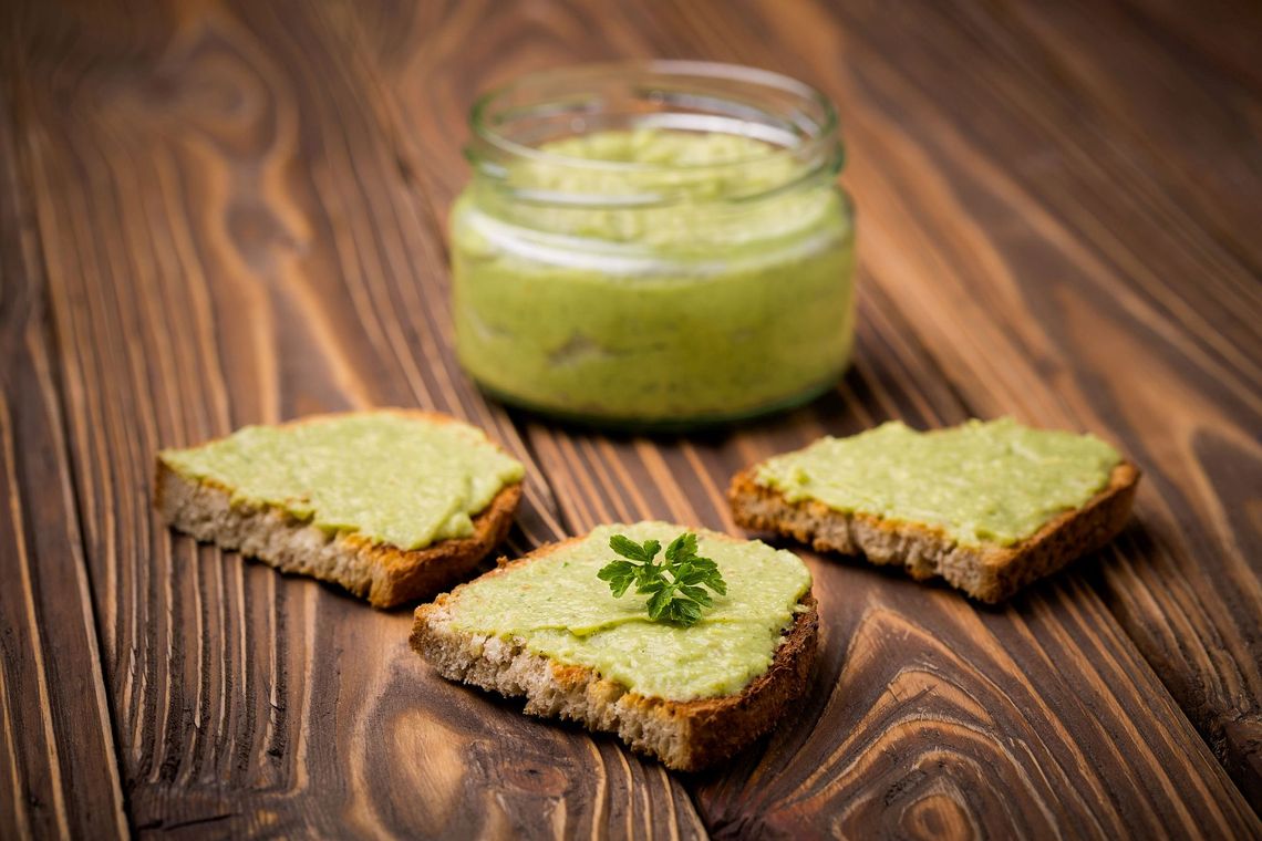 Letni hummus z bobu - zdrowa pasta do pieczywa Letni hummus z bobu - zdrowa pasta do pieczywa