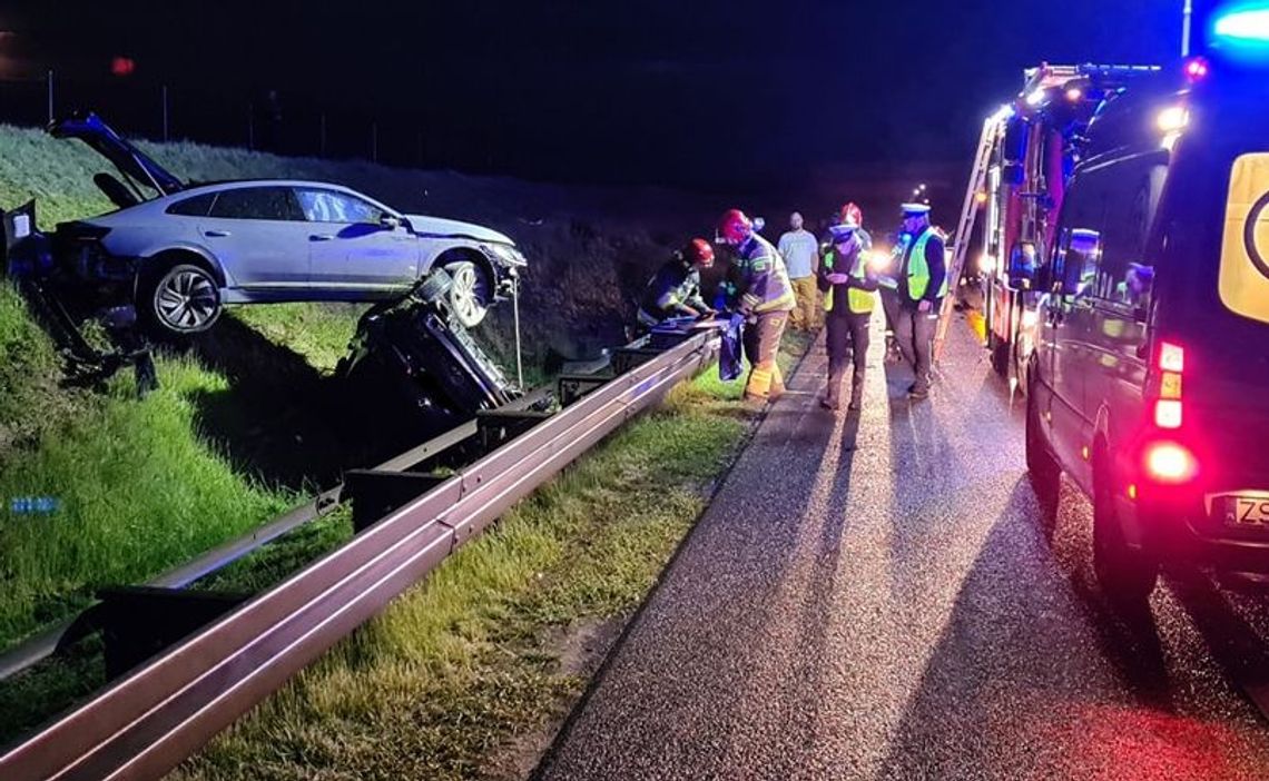 Lexus w rowie, a na nim volkswagen. Akcja rozegrała się błyskawicznie. Znamy powód Lexus w rowie, a na nim volkswagen. Akcja rozegrała się błyskawicznie. Znamy powód