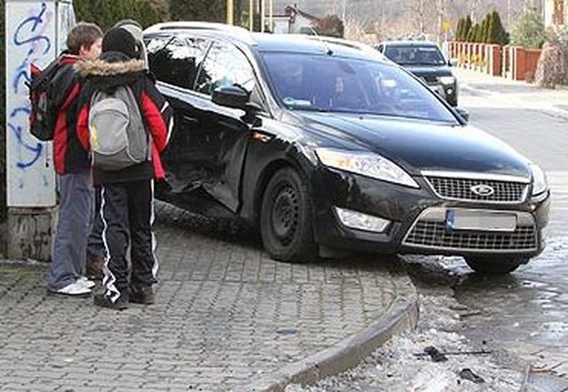 Leży wszystko na chodniku, co utrudnia przejście Leży wszystko na chodniku, co utrudnia przejście