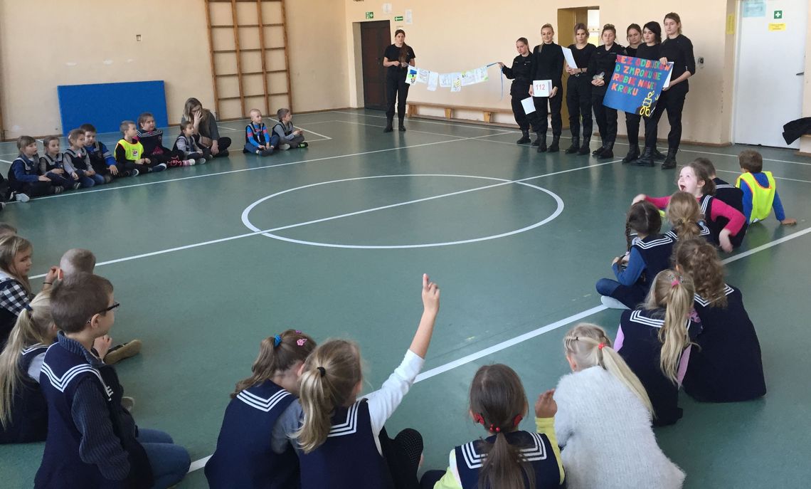 Licealiści, przy wsparciu policjantów, szkolili pierwszoklasistów