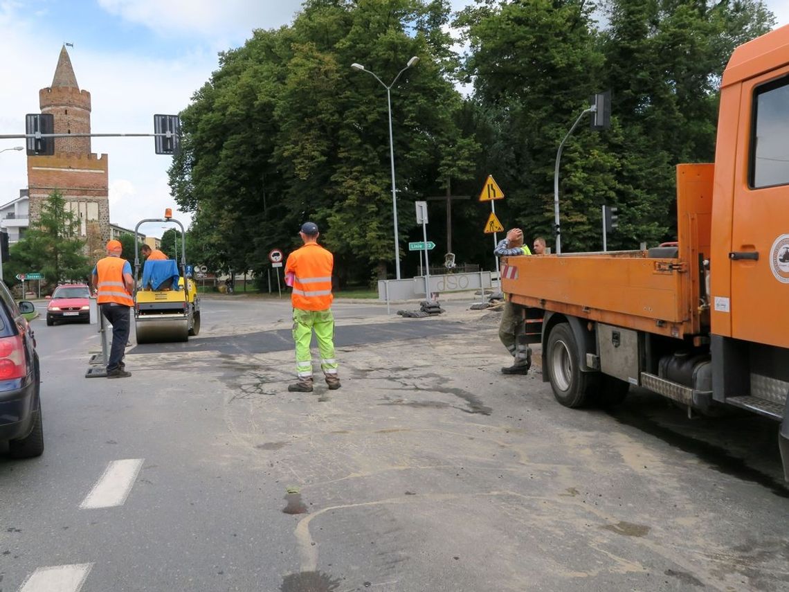 Likwidują dziurę na środku skrzyżowania Likwidują dziurę na środku skrzyżowania