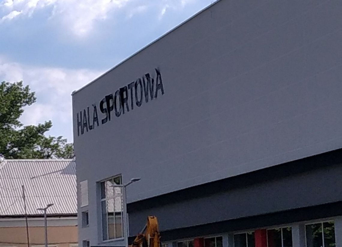 Litery na hali sportowej nie wytrzymują upału? Litery na hali sportowej nie wytrzymują upału?