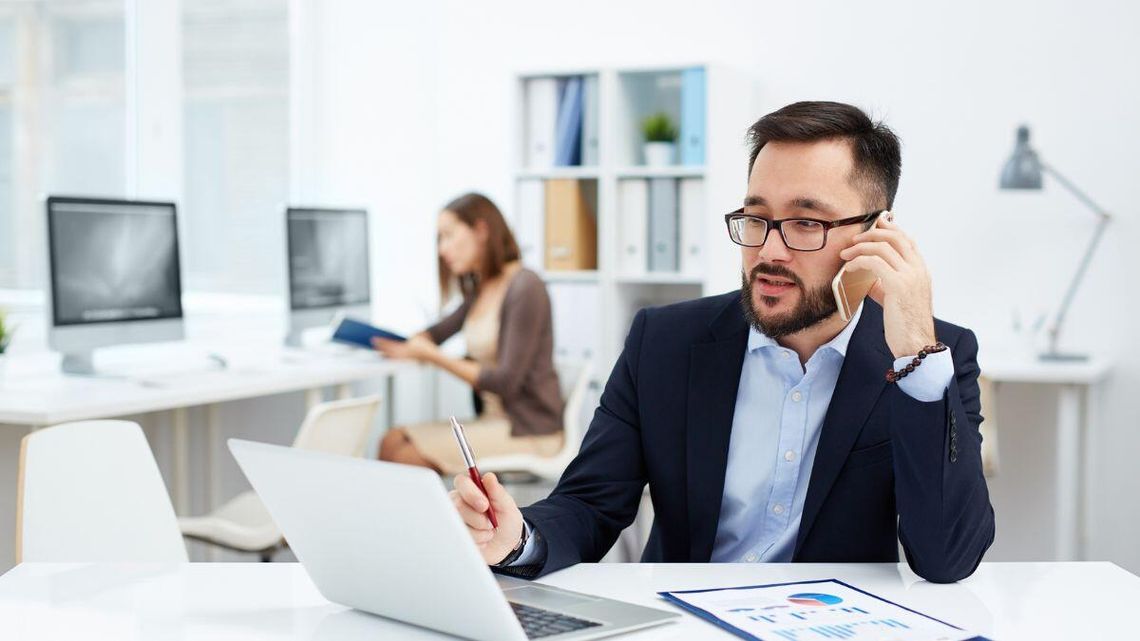 Pracownicy się burzą, bo firmy wzywają ich do biur. Wolą pracę na odległość