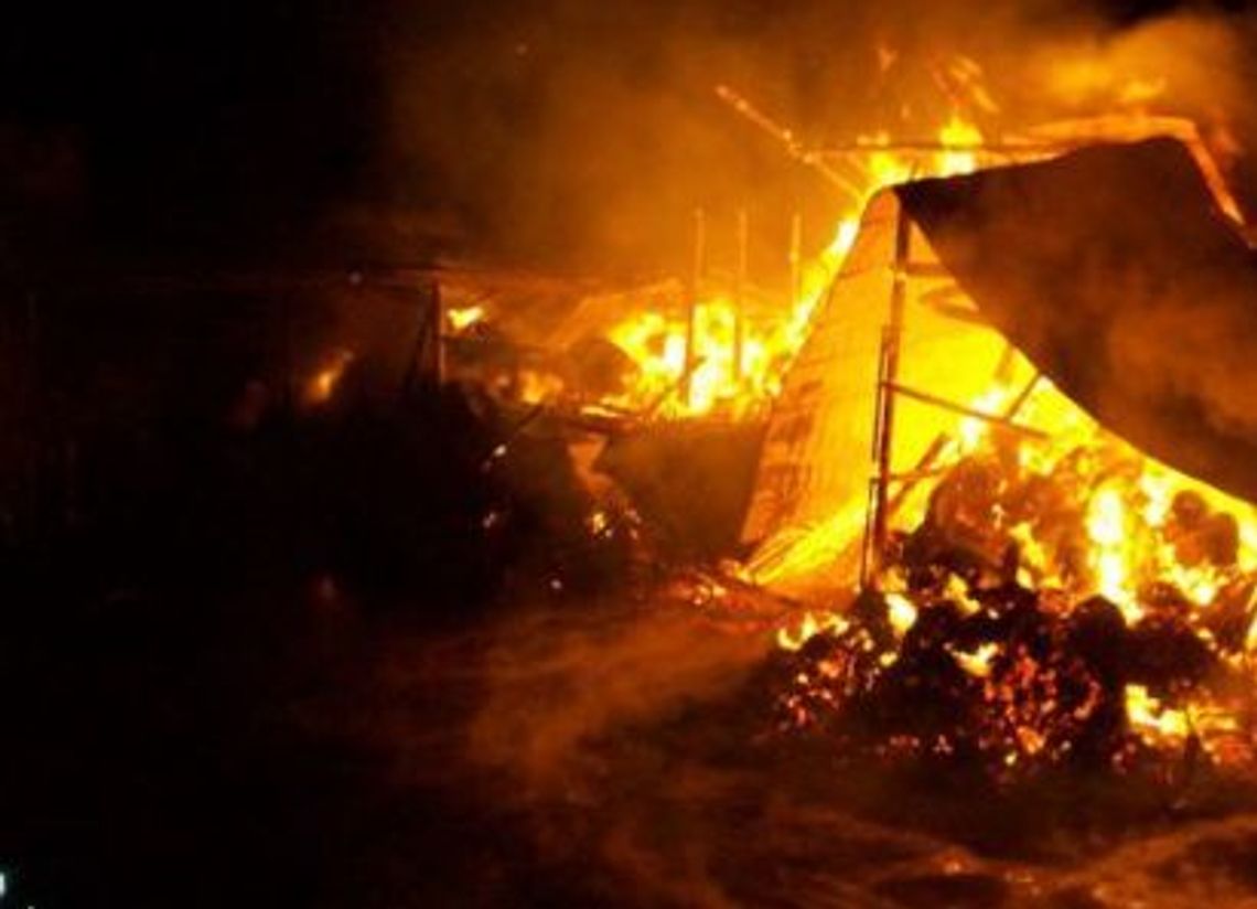 Łuna ognia widoczna z daleka