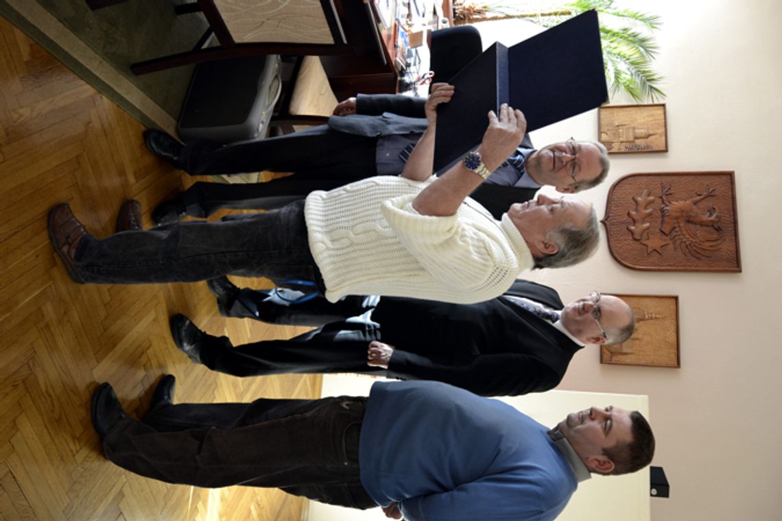 Mają nowego przyjaciela Mają nowego przyjaciela