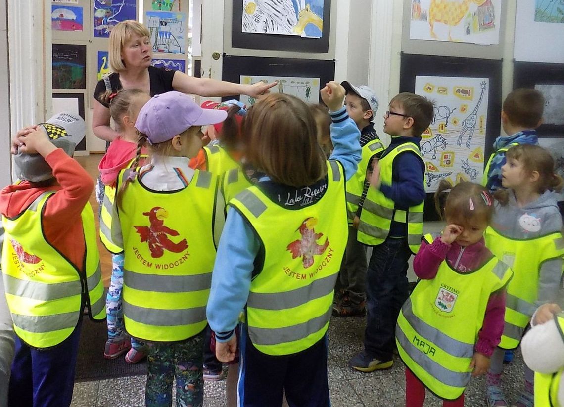 Maluchy oglądają wystawę Maluchy oglądają wystawę