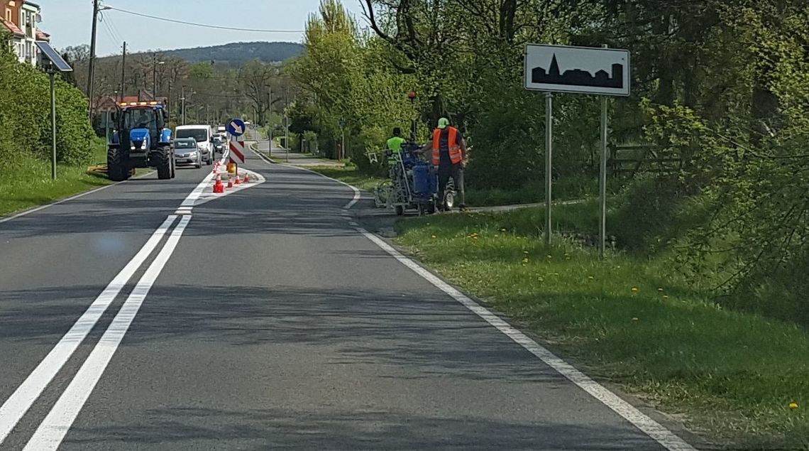 Malują pasy na drogach wojewódzkiej i krajowej