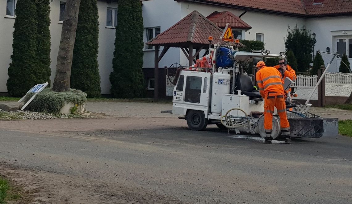 Malują pasy na głównej drodze w powiecie
