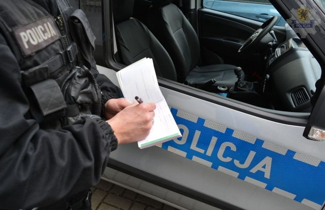 Mandat za korzystanie z komórki podczas jazdy samochodem Mandat za korzystanie z komórki podczas jazdy samochodem