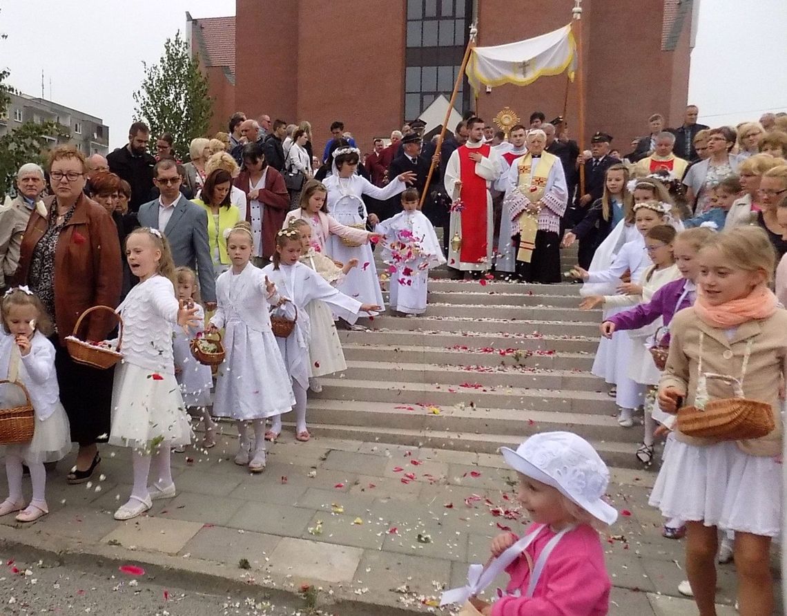 Manifestowali swoją wiarę, idąc w procesji Manifestowali swoją wiarę, idąc w procesji