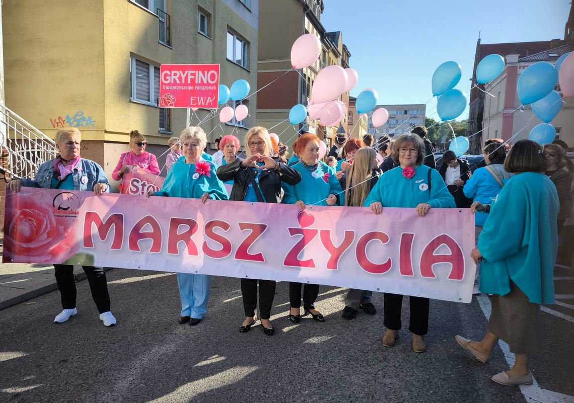 Marsz Życia w Gryfinie. Różowa i niebieska wstążka w symbolicznym geście solidarności