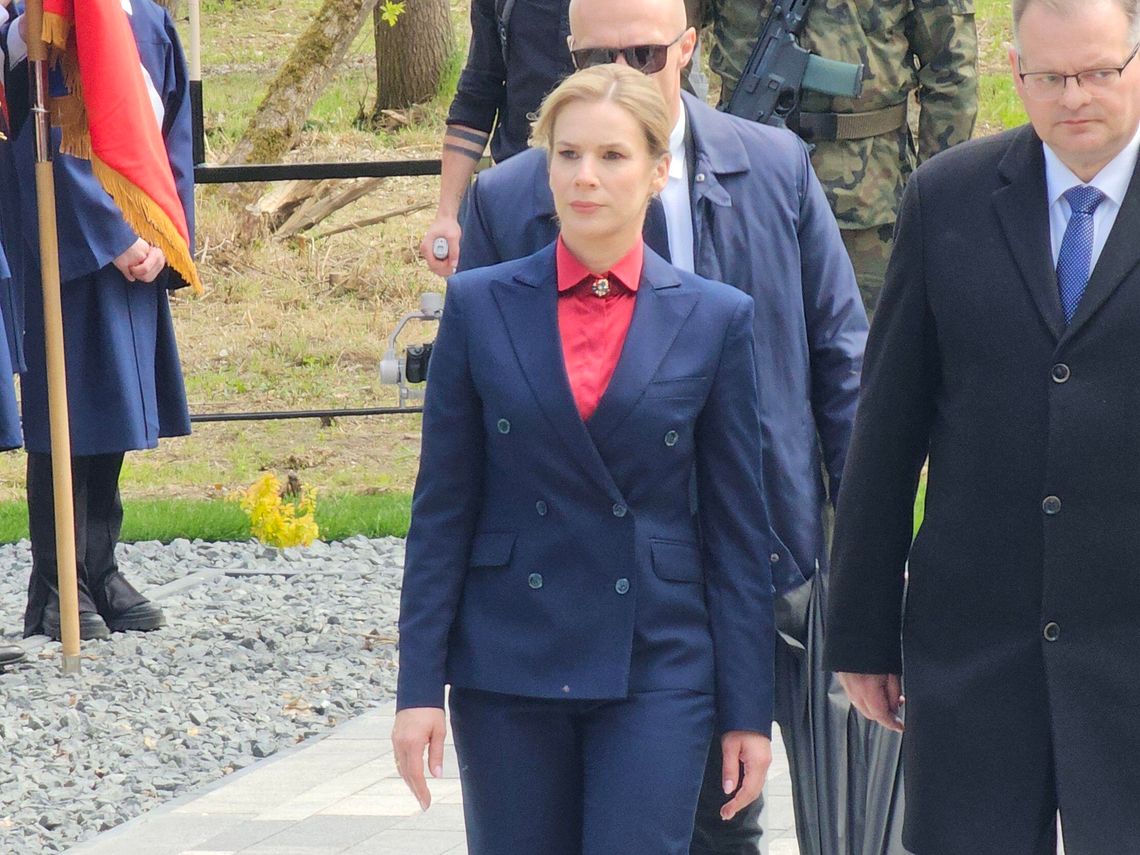 Marta Nawrocka w Chojnie zaprezentowała swój styl i charakterystyczną fryzurę