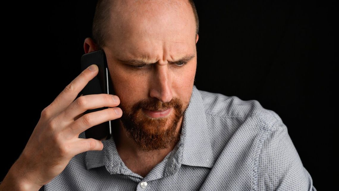 Tajemnicze telefony w nocy i nad ranem. Sprawdź jak nie dać się oszukać i rozpoznać numery z Afryki