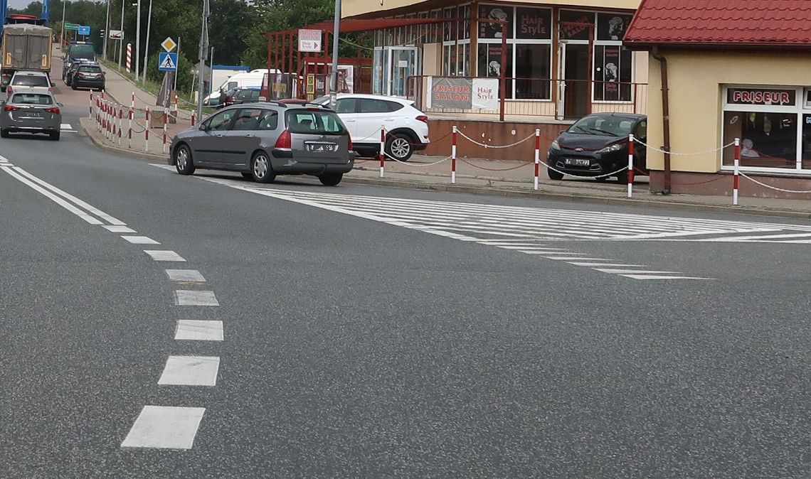 Matka z dzieckiem wpadli pod auto. Dramat na ulicy Matka z dzieckiem wpadli pod auto. Dramat na ulicy