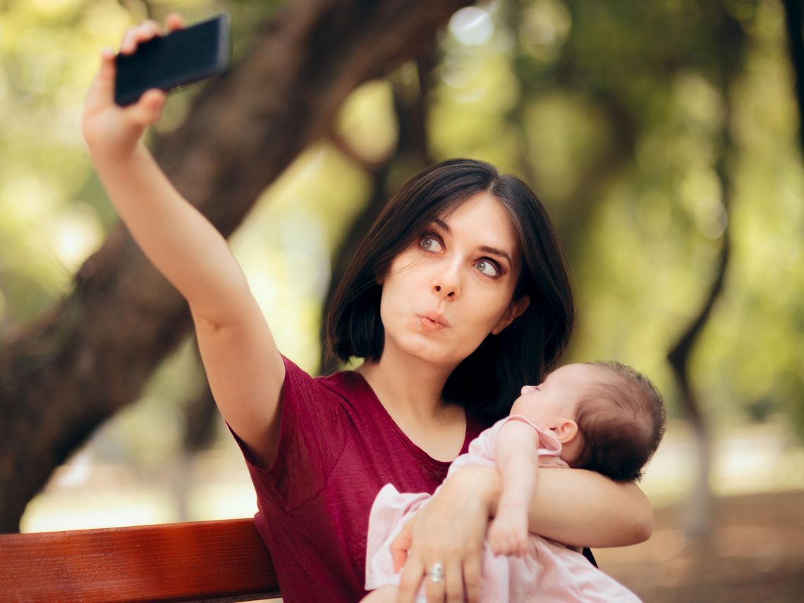 Macierzyństwo kontra social media. Dlaczego idealne kadry z internetu wywołują frustrację matek Macierzyństwo kontra social media. Dlaczego idealne kadry z internetu wywołują frustrację matek