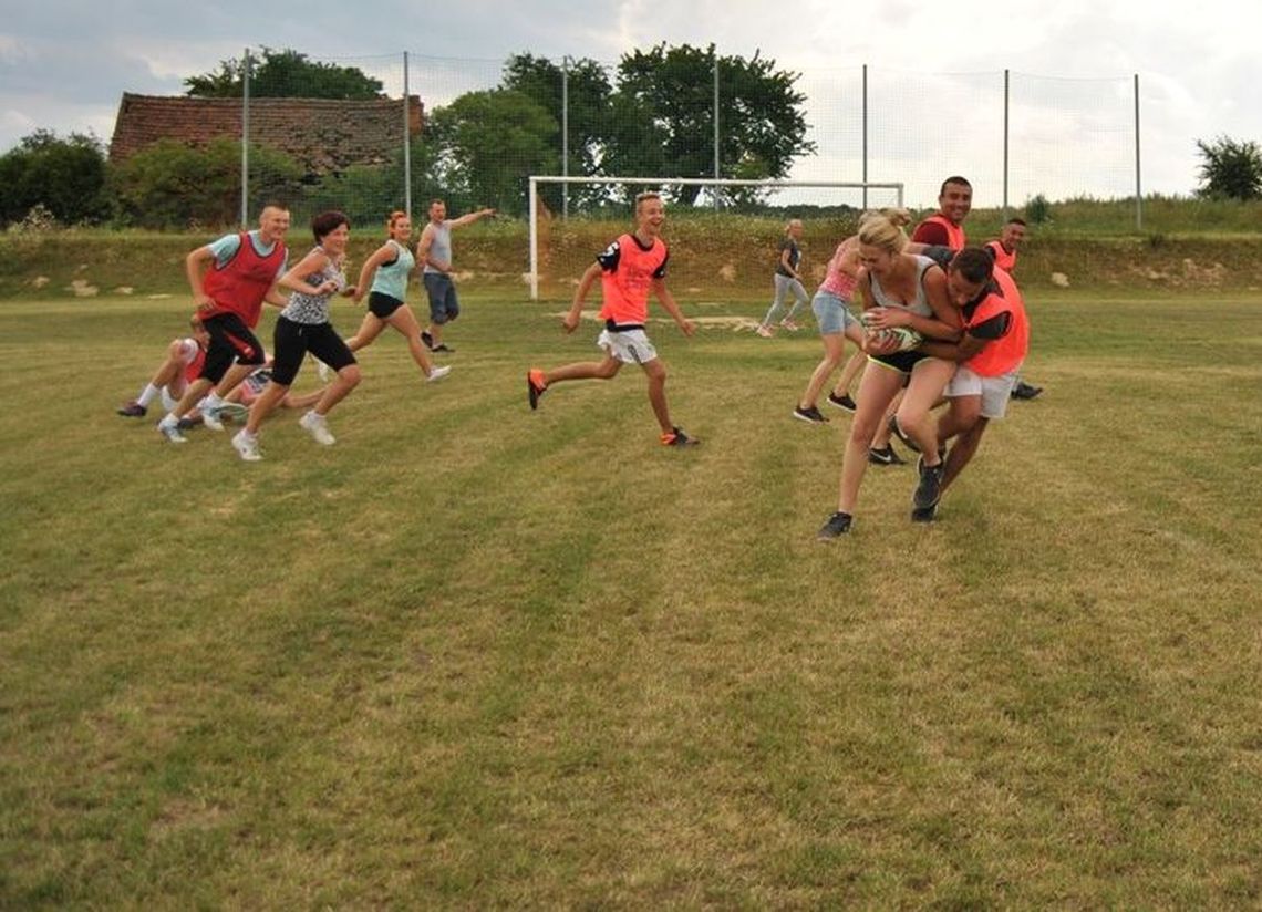 Mecz rugby między kobietami a mężczyznami