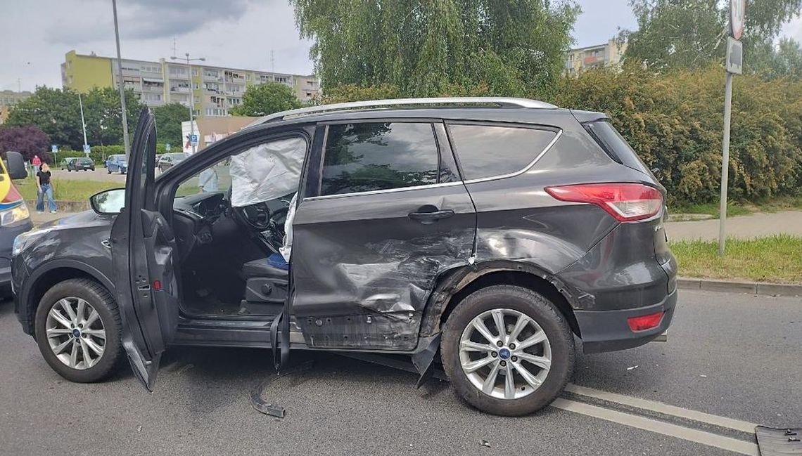 Mercedesem uderzył najpierw w Forda. Auto uderzone z dwóch stron naprzeciw Intermarche