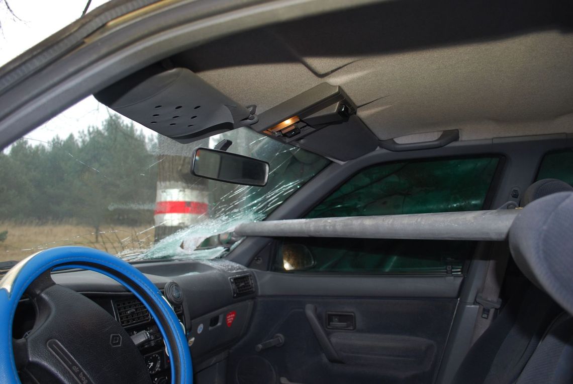 Metalowy pręt wbił się w jadące auto [FOTO]
