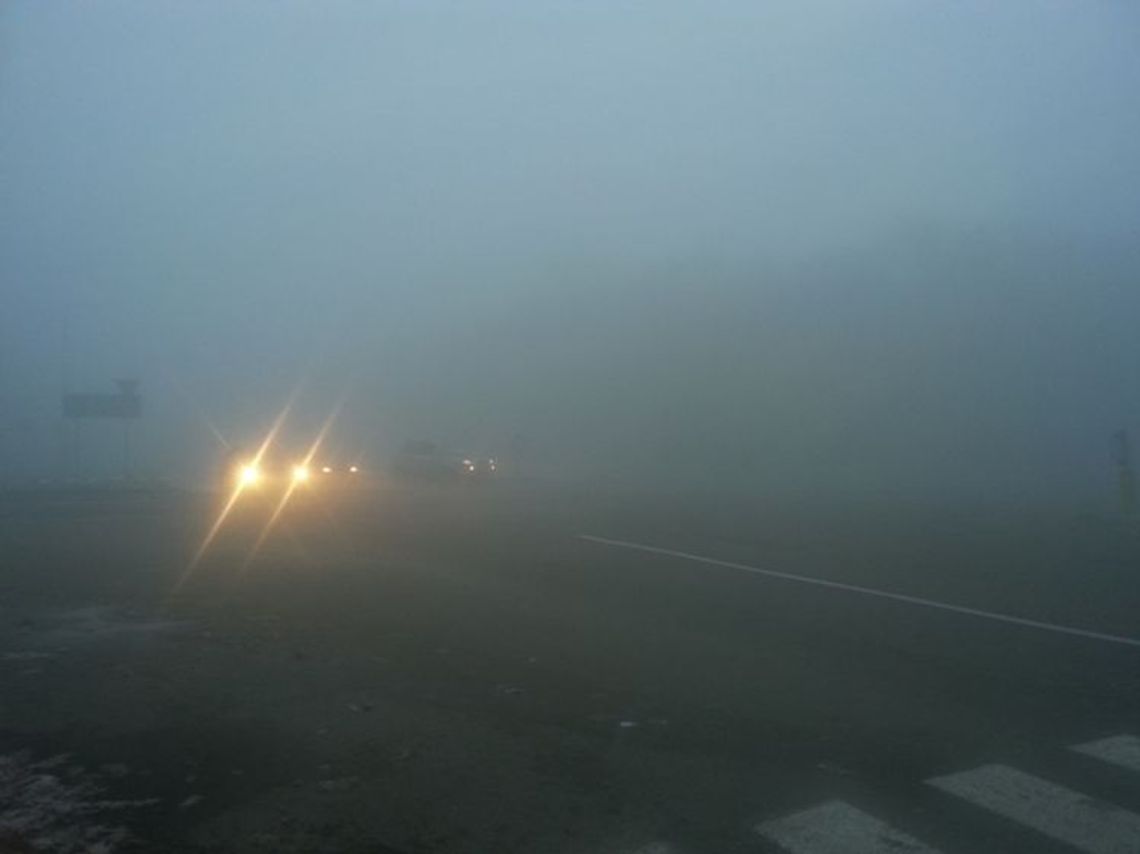 Mgła i ślisko. Solarki pracują na drogach wojewódzkich