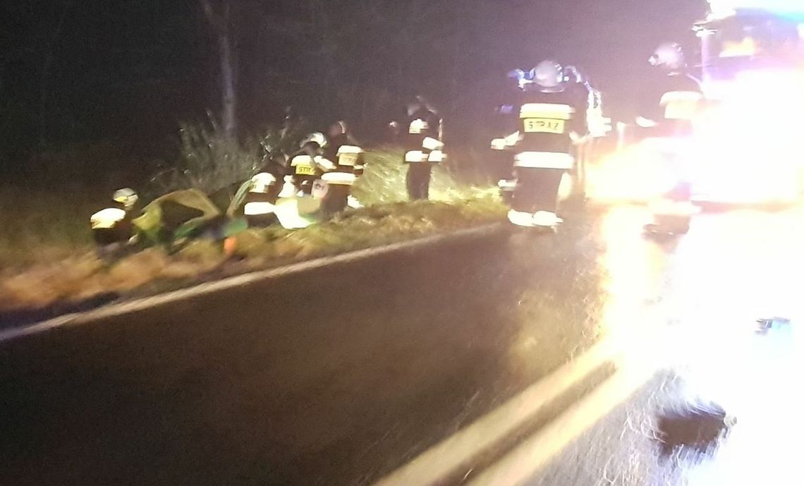 Miał ponad 3 promile i jechał z dziewczyną. Wyciągali ich z rowu Miał ponad 3 promile i jechał z dziewczyną. Wyciągali ich z rowu