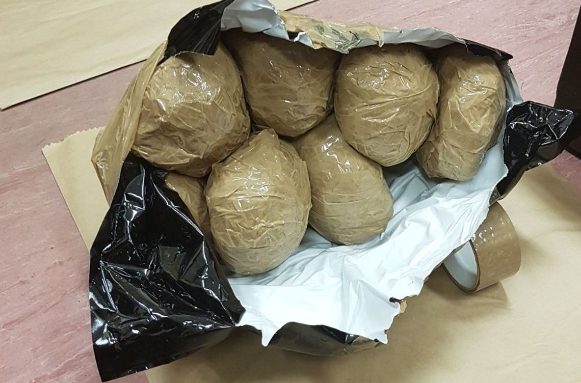 Miał przy sobie 1,2 kg marihuany. Policjantom powiedział, że znalazł w krzakach Miał przy sobie 1,2 kg marihuany. Policjantom powiedział, że znalazł w krzakach