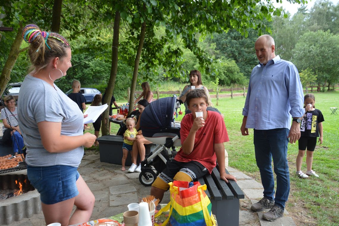 Mieczysław Sawaryn kupił mieszkańcom kiełbasę na ognisko i napoje Mieczysław Sawaryn kupił mieszkańcom kiełbasę na ognisko i napoje