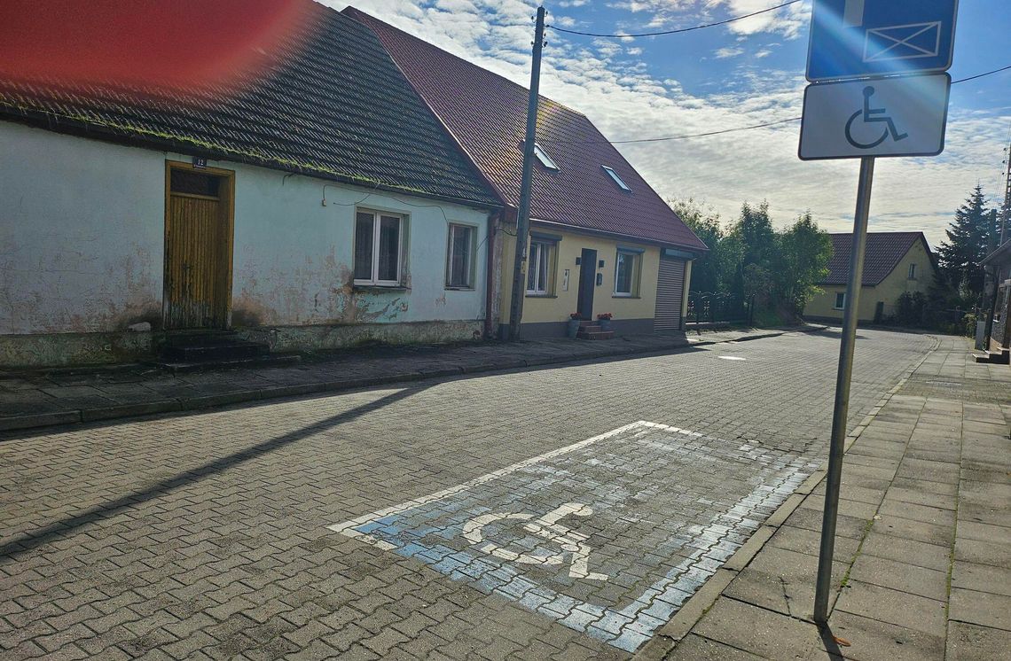 Miejsce parkingowe będzie niekorzystne dla osoby niepełnosprawnej? Kontrowersje wobec zmiany organizacji ruchu