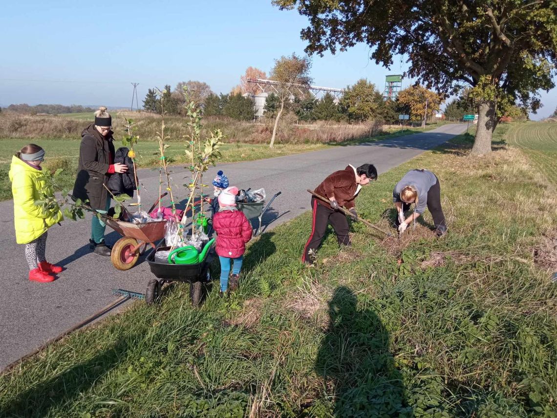 Mieszkańcy posadzili owocowe drzewka. W pracy pomagały dzieci [FOTO]