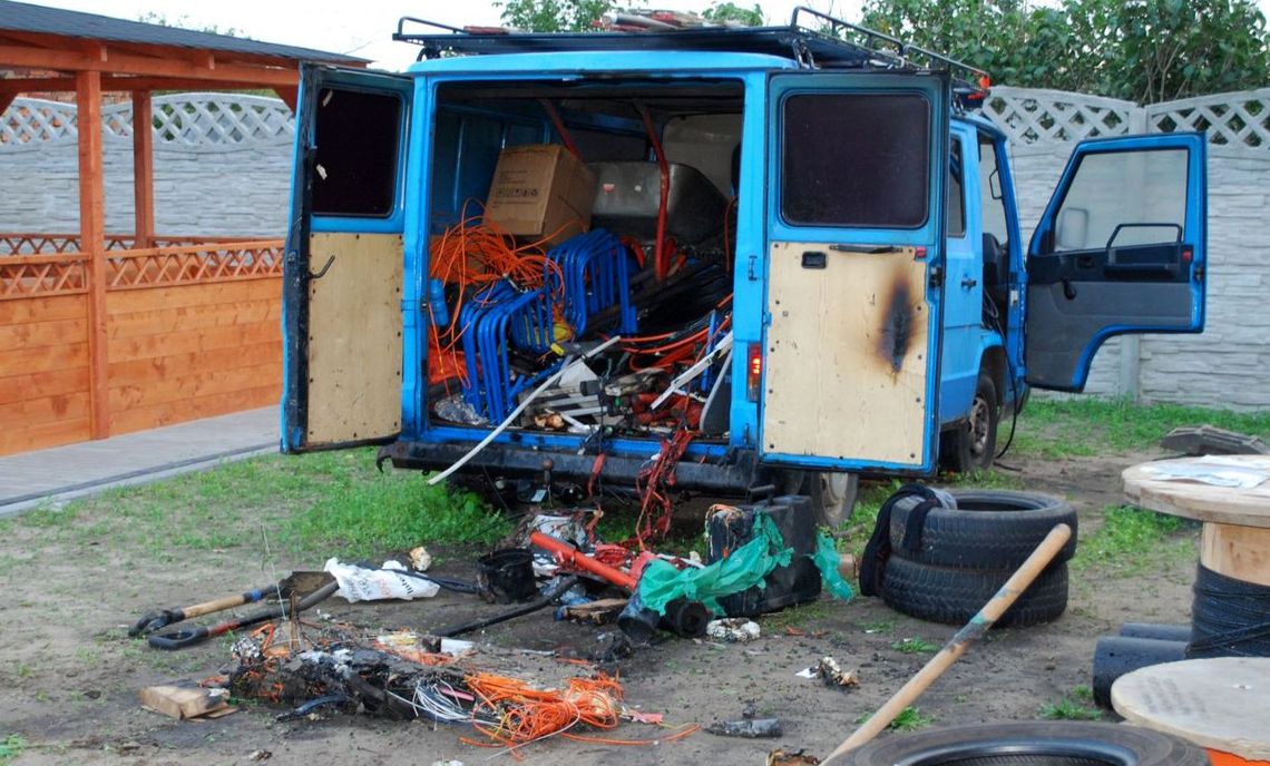 Mieszkańcy sami zaczęli gasić mercedesa Mieszkańcy sami zaczęli gasić mercedesa