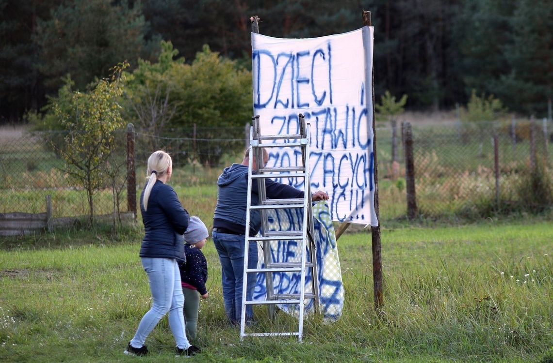 Mieszkańcy wieszają banery. Protest przeciwko przekształceniu szkoły Mieszkańcy wieszają banery. Protest przeciwko przekształceniu szkoły