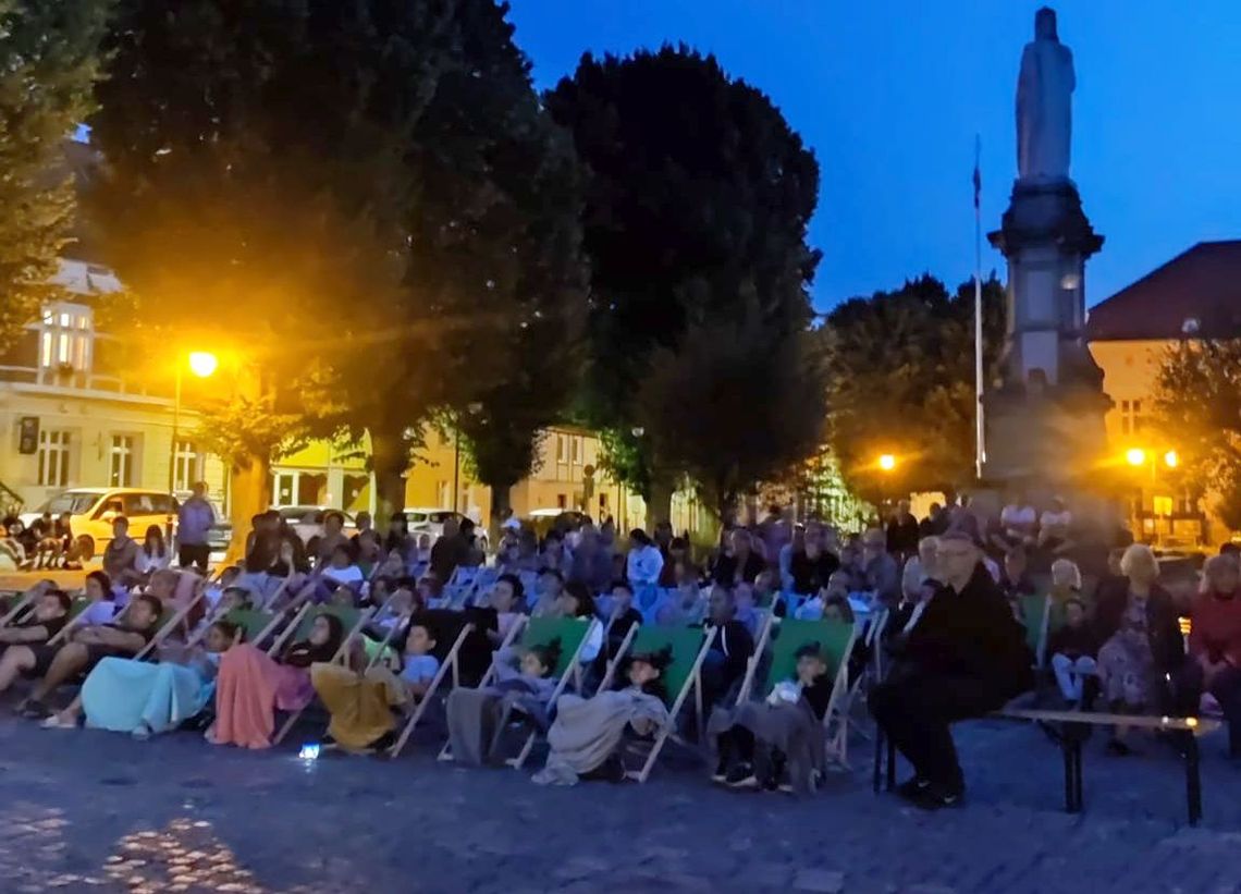 Mieszkańcy wybrali film i oglądali go w plenerowym kinie