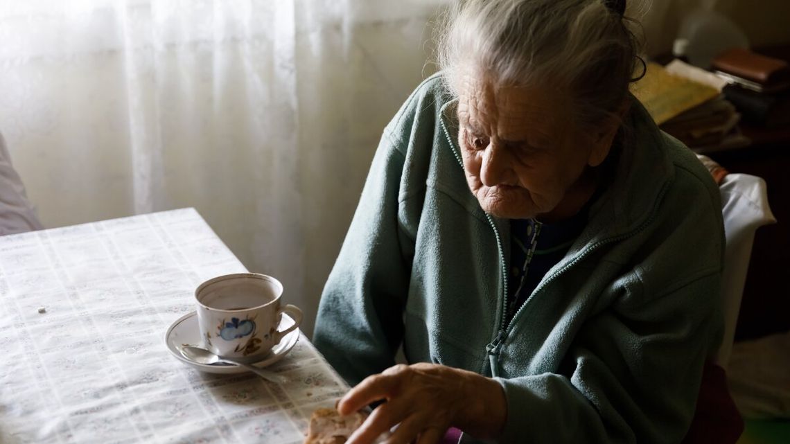 Rekordowe umowy dożywocia. Seniorzy oddają mieszkania za opiekę – demograficzny przełom w Polsce