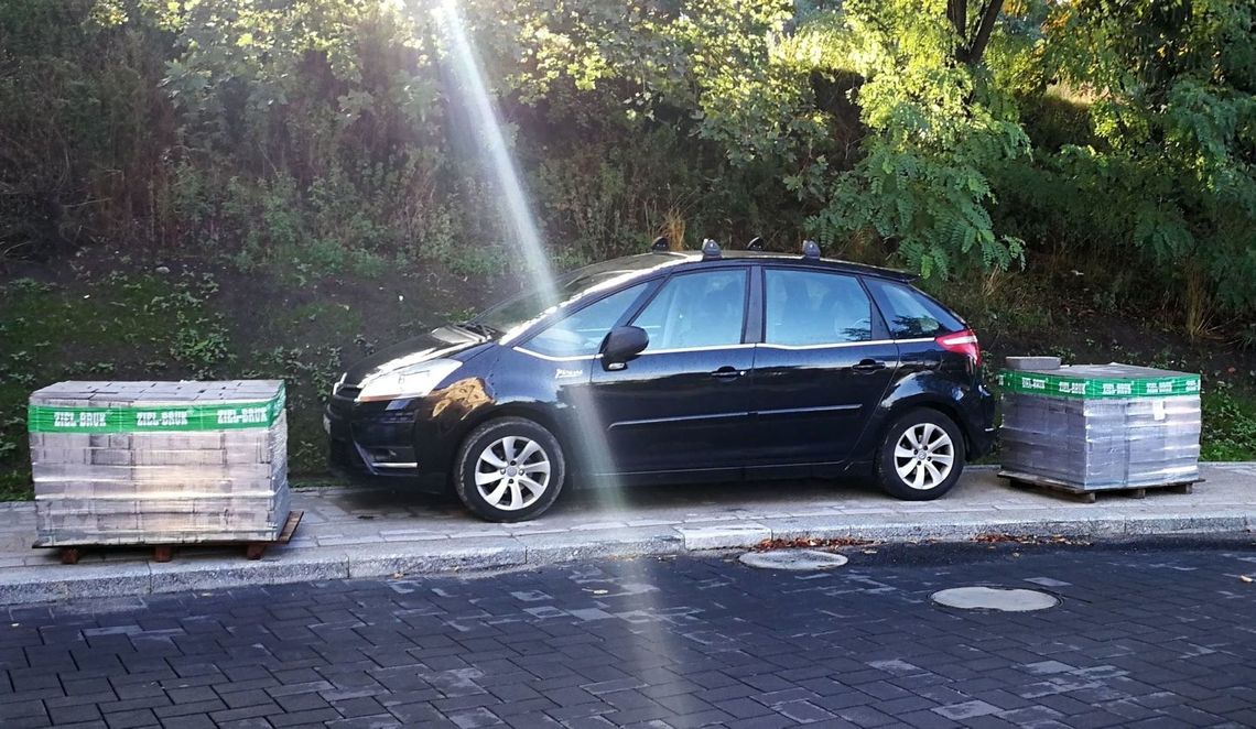 Mieszkaniec: bezczelnie zastawiali auta. Pracownik: chcemy nauczyć ludzi parkować Mieszkaniec: bezczelnie zastawiali auta. Pracownik: chcemy nauczyć ludzi parkować