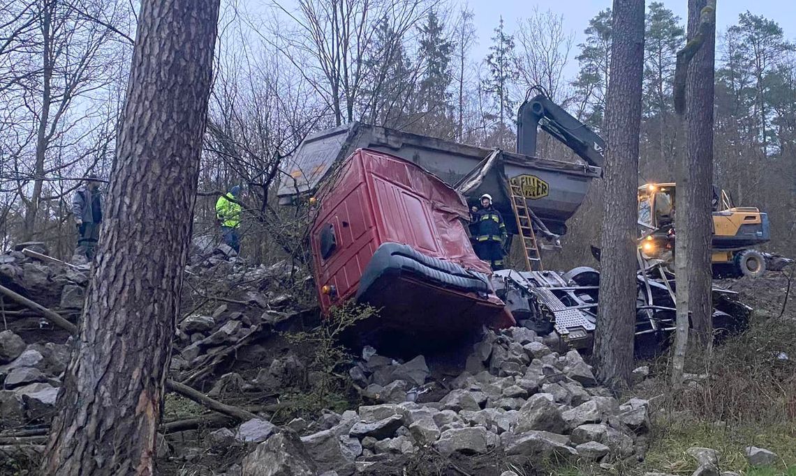 Mijał auto i "złapał" pobocze. Kierowca w szpitalu [ZDJĘCIA]