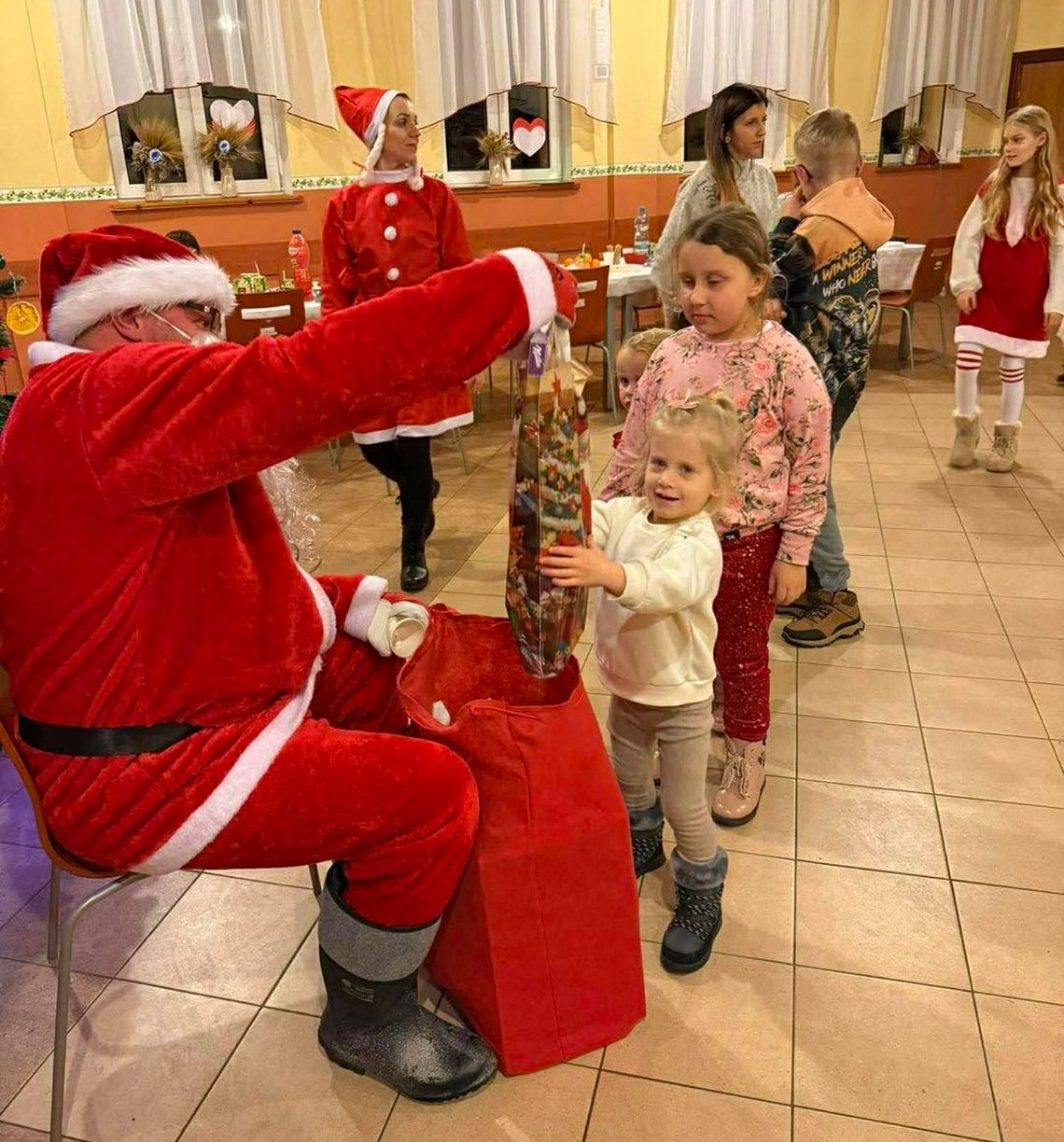 Mikołaj krąży po całej gminie. Pragnie obdarować każde dziecko