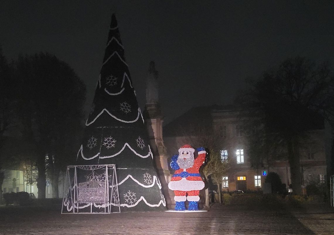 Mikołaj ukryty za ciemną choinką. Do czasu... Mikołaj ukryty za ciemną choinką. Do czasu...
