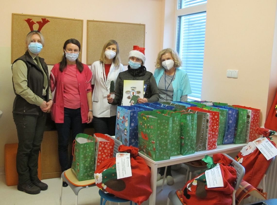 Mikołaj z lasu przyszedł do dzieci w szpitalu Mikołaj z lasu przyszedł do dzieci w szpitalu