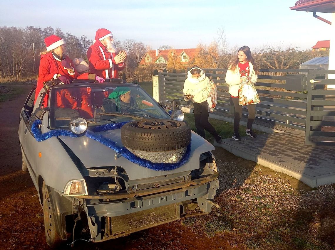 Mikołaje i Pan Samochodzik rozdawali prezenty Mikołaje i Pan Samochodzik rozdawali prezenty