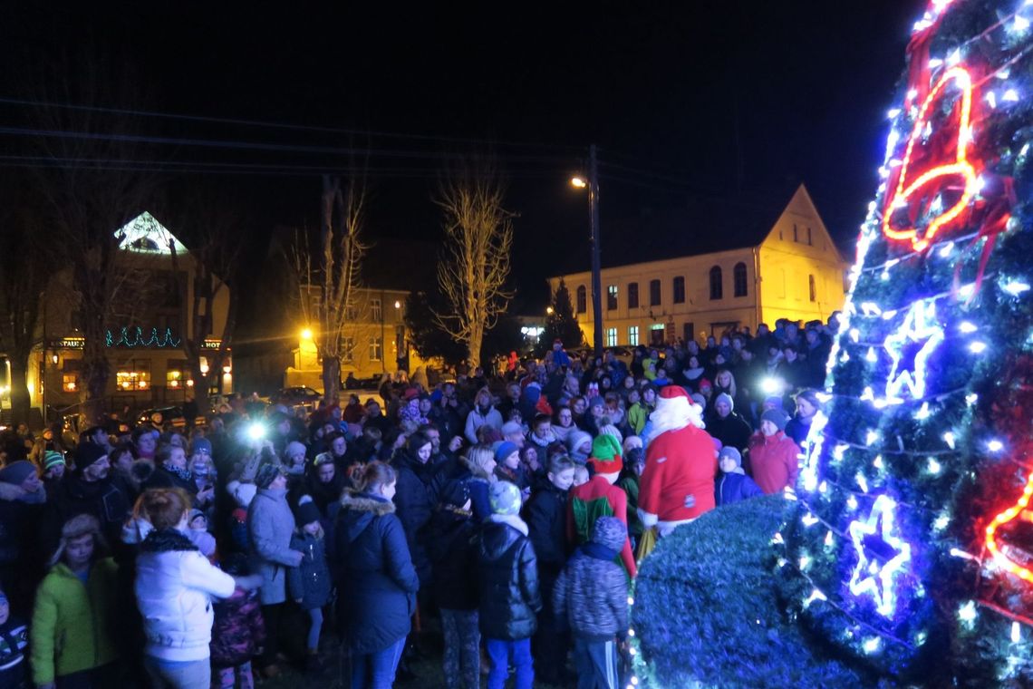 Mikołajowi drogę wskaże ogromna, rozświetlona choinka Mikołajowi drogę wskaże ogromna, rozświetlona choinka