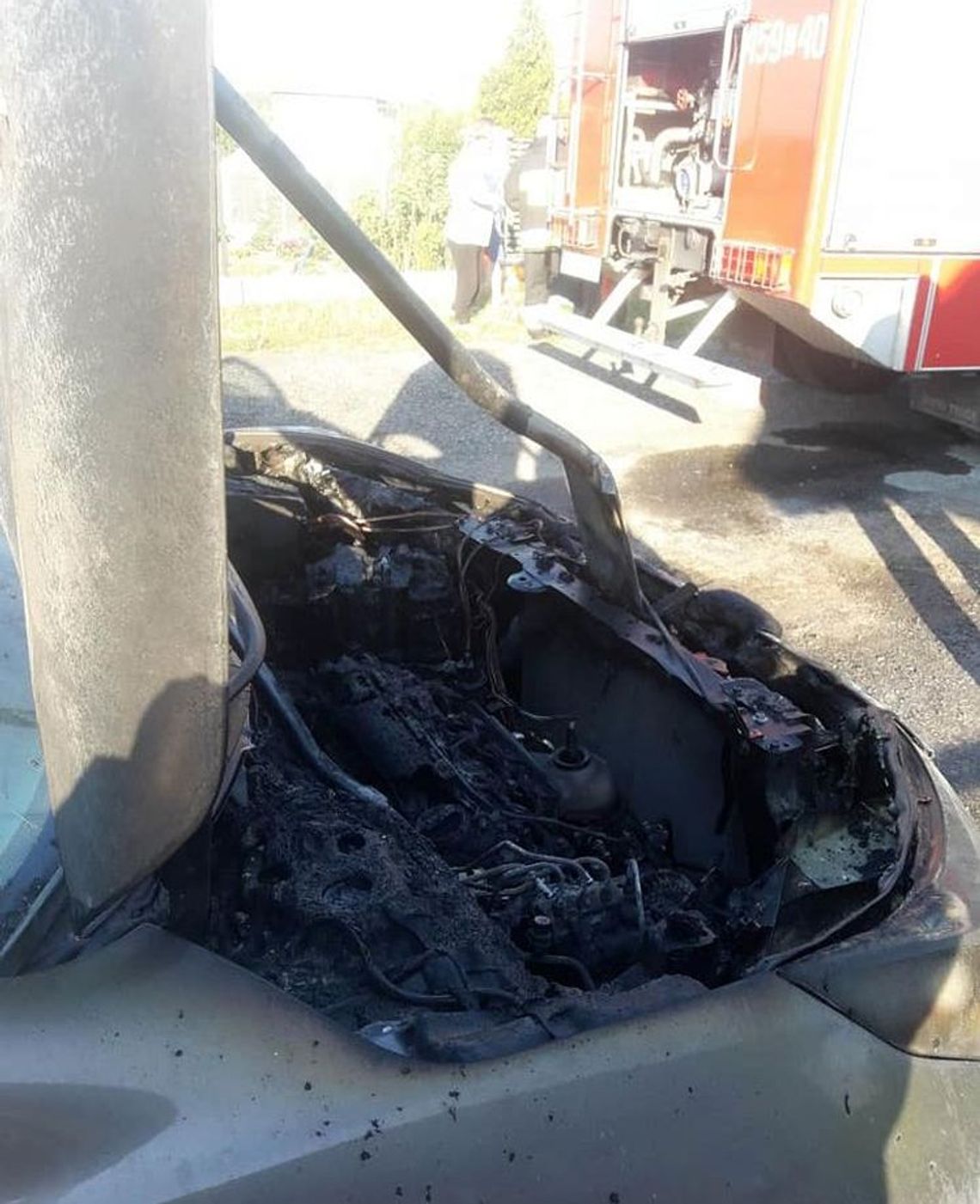 Mimo że się zapalił, to uratowali samochód