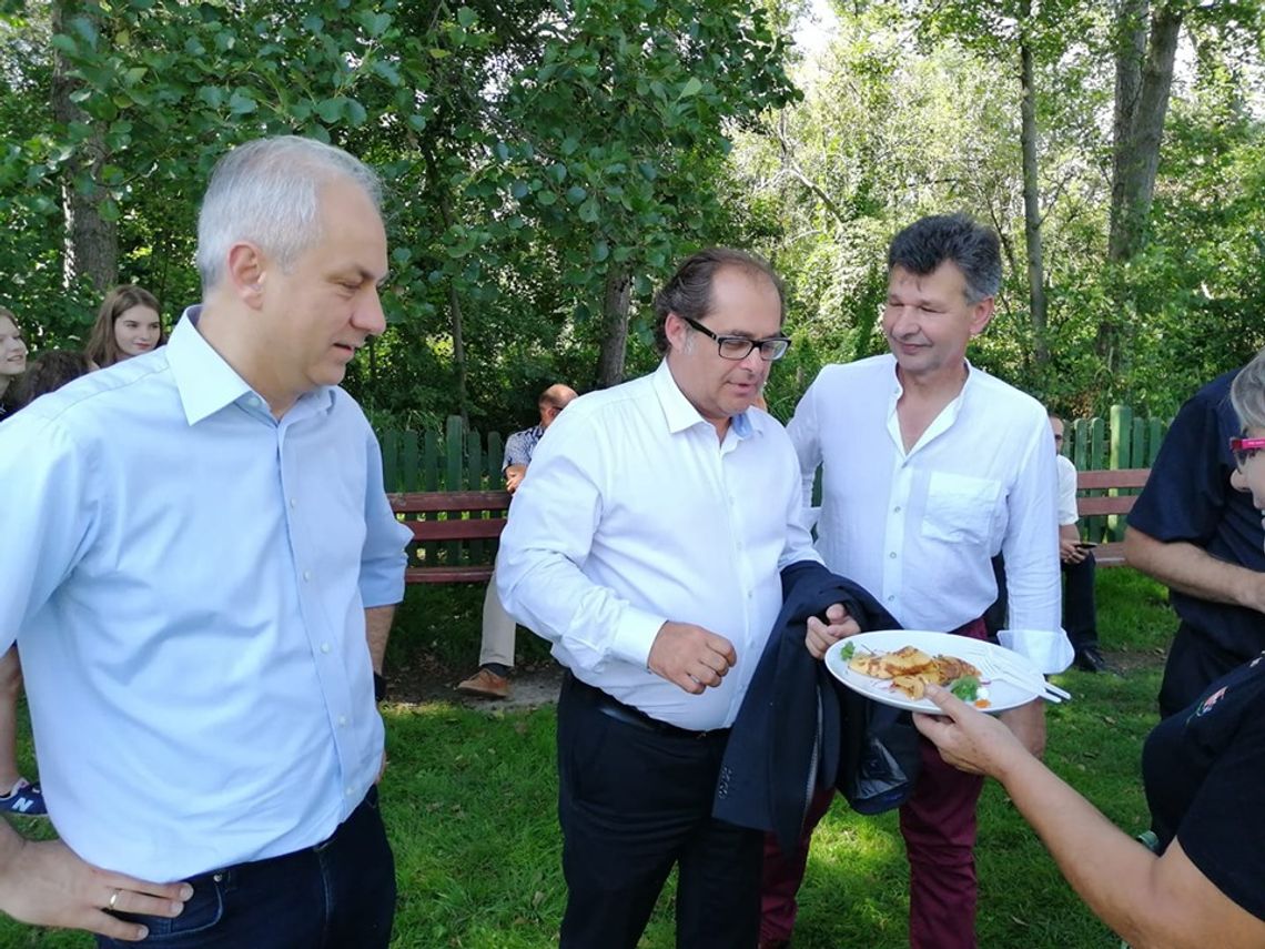 Minister Gróbarczyk i senator Napieralski przyjechali na pyszną rybkę. Trwa festyn rybny 