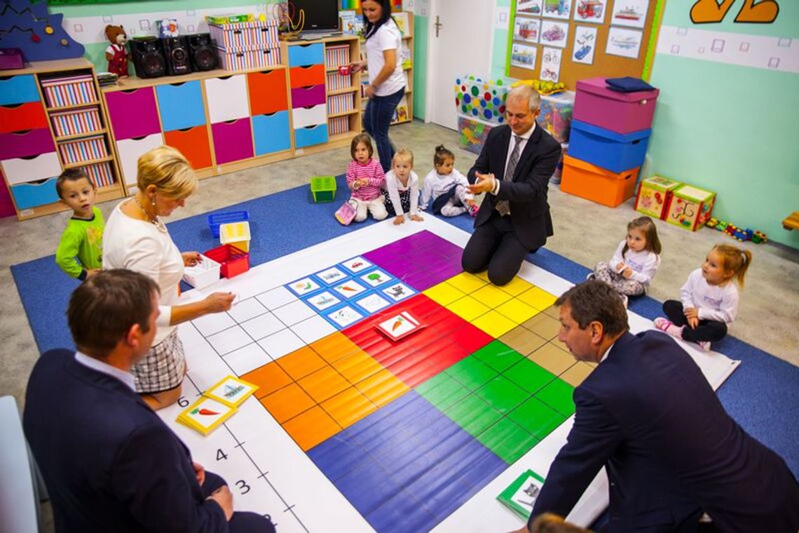 Minister Halicki i poseł Napieralski bawili się w przedszkolu Minister Halicki i poseł Napieralski bawili się w przedszkolu