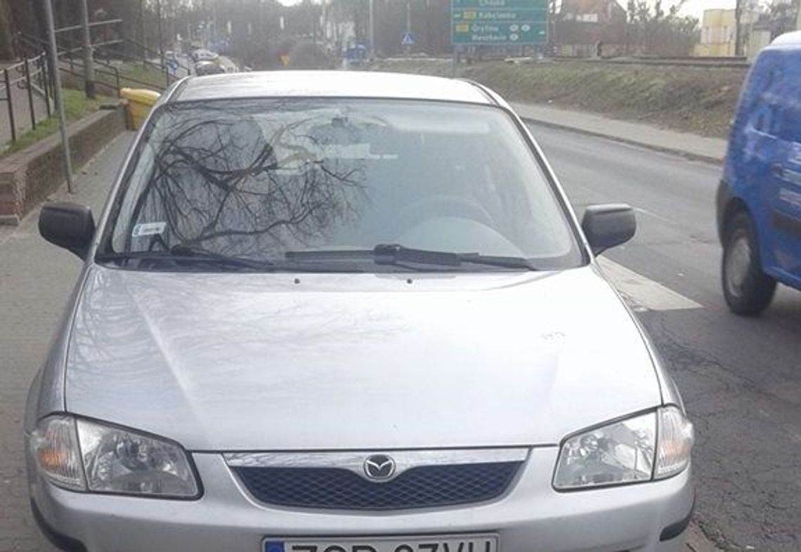 Mistrz kierownicy przed bramą cmentarza Mistrz kierownicy przed bramą cmentarza